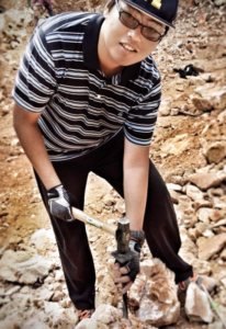 Shan Ye digging rocks